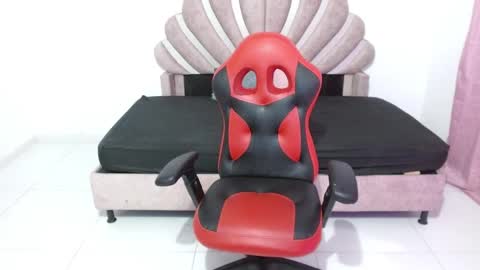 Snapshot of naya_fox1 chatting on 12.23.25 naya_fox1 online show from 12.23.25