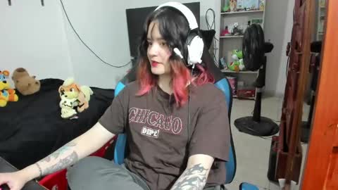 Snapshot of neeko_lol_ chatting on 04.18.26 Geek Nicole im Neeko UwU online show from 04.18.26