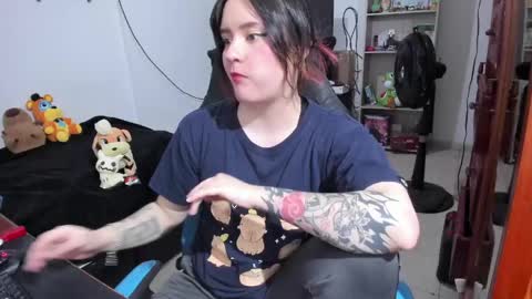 Snapshot of neeko_lol_ chatting on 04.19.26 Geek Nicole im Neeko UwU online show from 04.19.26