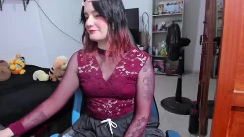 Snapshot of neeko_lol_ chatting on 04.24.26 Geek Nicole im Neeko UwU online show from 04.24.26