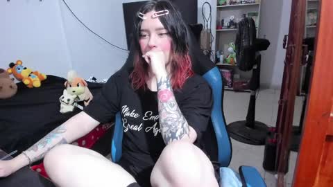 Snapshot of neeko_lol_ chatting on 04.25.26 Geek Nicole im Neeko UwU online show from 04.25.26