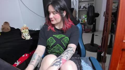 Snapshot of neeko_lol_ chatting on 04.26.26 Geek Nicole im Neeko UwU online show from 04.26.26