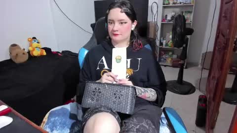 Snapshot of neeko_lol_ chatting on 05.04.26 Geek Nicole im Neeko UwU online show from 05.04.26