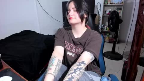 Snapshot of neeko_lol_ chatting on 06.03.26 Geek Nicole im Neeko UwU online show from 06.03.26