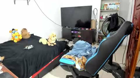 Snapshot of neeko_lol_ chatting on 06.18.26 Geek Nicole im Neeko UwU online show from 06.18.26