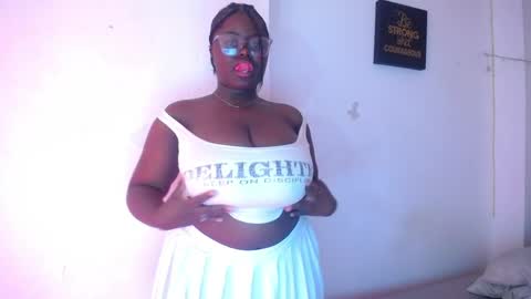 Snapshot of neighbor_ebony chatting on 05.05.26 CHIKY online show from 05.05.26