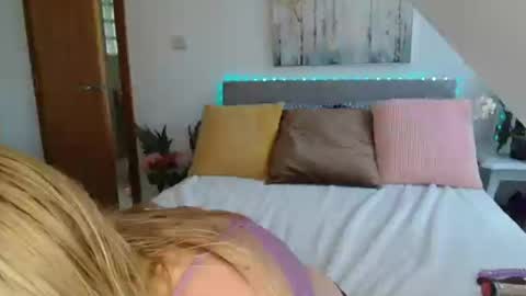 Snapshot of neighbournicole chatting on 07.01.26 Birthday online show from 07.01.26