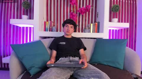 Snapshot of neo_zarek chatting on 05.13.26 Zarek online show from 05.13.26
