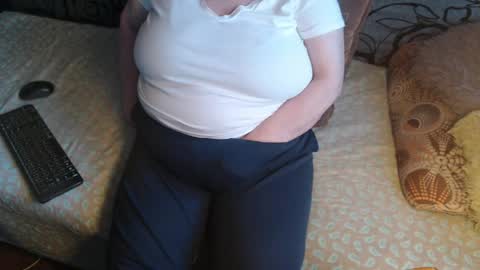 Snapshot of new_milf chatting on 04.28.26 Lilly online show from 04.28.26