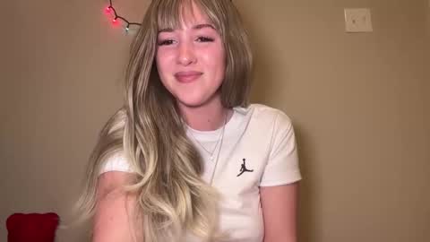 Snapshot of nextdoorlaur chatting on 02.25.26 Lauren online show from 02.25.26