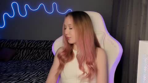 Mina online show from 02.20.25