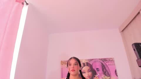 Snapshot of nianoretti chatting on 12.22.25 Nia online show from 12.22.25