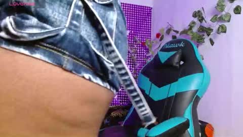 Snapshot of niawk_ chatting on 12.02.25 Niawk online show from 12.02.25