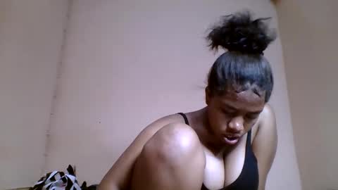 Snapshot of nicelly01 chatting on 05.18.26 nicelly01 online show from 05.18.26
