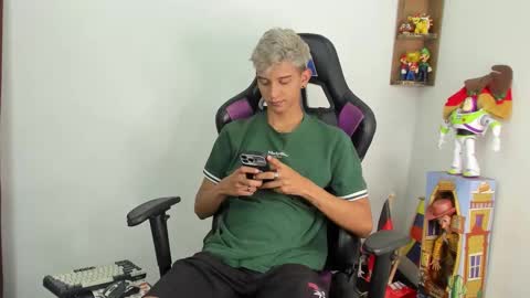 Snapshot of nick_greey chatting on 12.19.25 Frank online show from 12.19.25