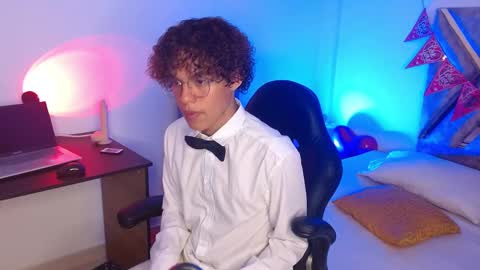 Nickolas Muoz online show from 02.18.25