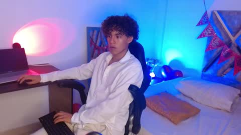 Nickolas Muoz online show from 02.18.25