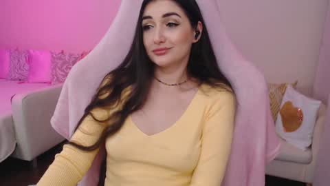 Nicole Online at about after 1000  6  UK time or 900  - 500  UK time it approximate time interval online show from 12.18.24