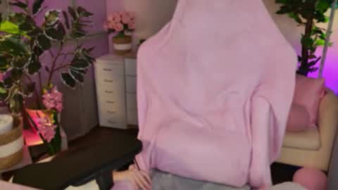 Nicole Online at about after 1000  6  UK time or 900  - 500  UK time it approximate time interval online show from 09.29.25