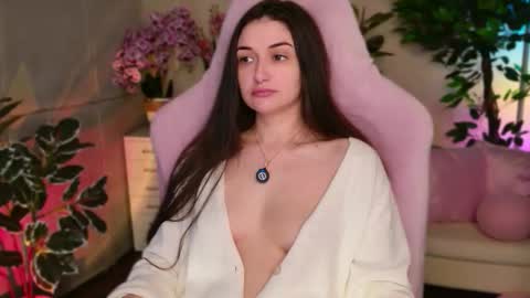 Nicole Online at about after 1000  6  UK time or 900  - 500  UK time it approximate time interval online show from 10.09.25