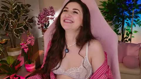 Nicole Online at about after 1000  6  UK time or 900  - 500  UK time it approximate time interval online show from 10.28.25