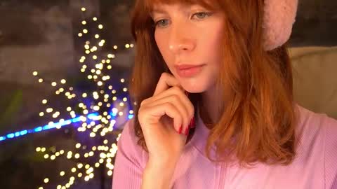 Snapshot of nicol_moonn chatting on 12.19.25 Nicol Moonn online show from 12.19.25