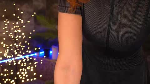 Snapshot of nicol_moonn chatting on 12.21.25 Nicol Moonn online show from 12.21.25