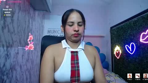 Snapshot of nicol_ross19 chatting on 05.25.26 nicol_ross19 online show from 05.25.26