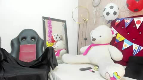 Snapshot of nicol_zurich chatting on 06.25.26 NIKOL online show from 06.25.26