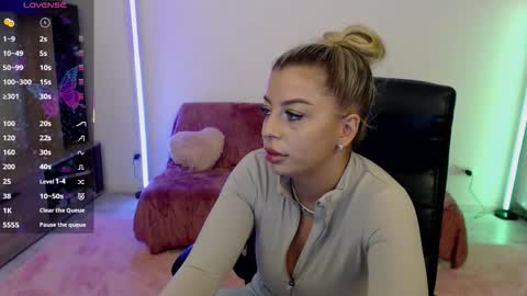 Snapshot of nicole___19 chatting on 09.20.25 Nico online show from 09.20.25