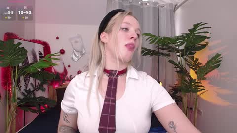 Snapshot of nicole__aniston__ chatting on 01.05.25 Nicole online show from 01.05.25