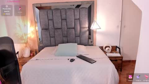 Snapshot of nicole_whitee chatting on 09.23.25 N A T A L I A online show from 09.23.25