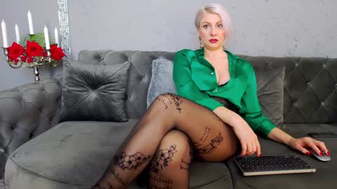 Snapshot of nicoledom chatting on 01.20.25 Nicole Domme online show from 01.20.25