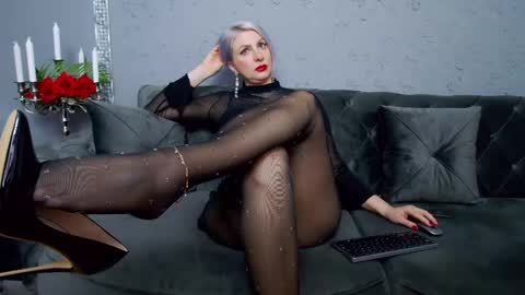 Snapshot of nicoledom chatting on 02.10.25 Nicole Domme online show from 02.10.25