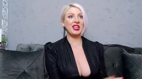 Snapshot of nicoledom chatting on 02.28.25 Nicole Domme online show from 02.28.25