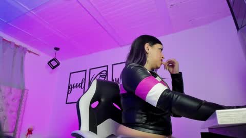 Snapshot of nicolee_millerr chatting on 05.20.26 nicolee millerr online show from 05.20.26