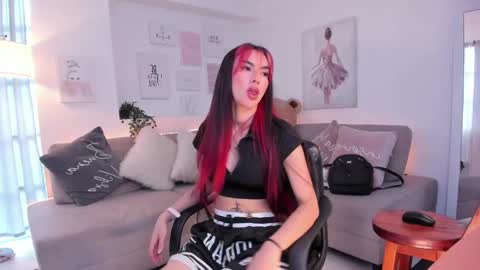 Nicolle online show from 02.19.25