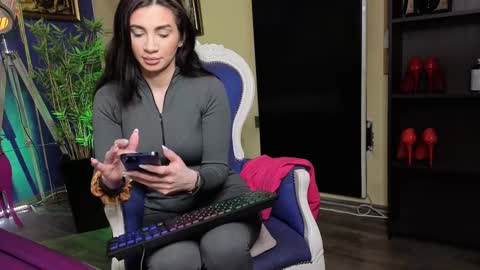 Nicolle online show from 02.20.25