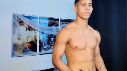 Snapshot of niico_santana chatting on 10.27.25 Niico online show from 10.27.25