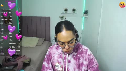 Snapshot of niina_lovee_ chatting on 12.11.24 online show from 12.11.24
