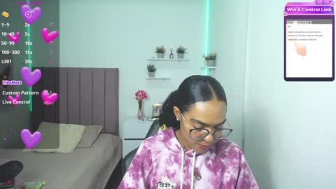 Snapshot of niina_lovee_ chatting on 12.11.24 online show from 12.11.24