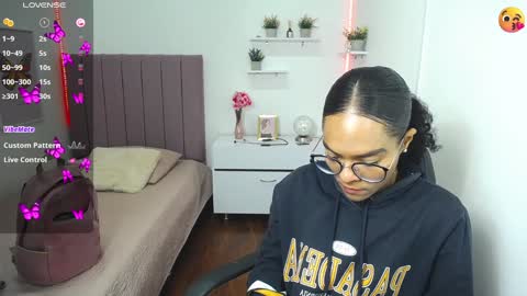 Snapshot of niina_lovee_ chatting on 12.12.24 online show from 12.12.24