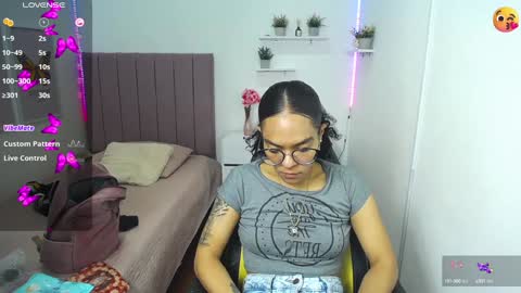 Snapshot of niina_lovee_ chatting on 12.12.24 online show from 12.12.24
