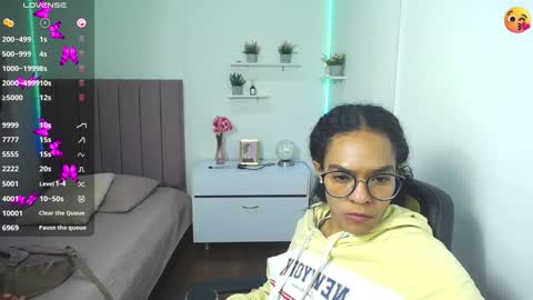 Snapshot of niina_lovee_ chatting on 12.17.24 online show from 12.17.24