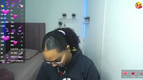 Snapshot of niina_lovee_ chatting on 12.18.24 online show from 12.18.24