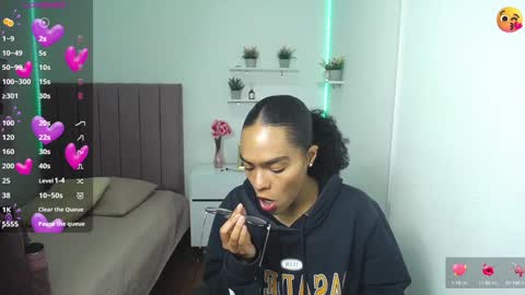 Snapshot of niina_lovee_ chatting on 12.18.24 online show from 12.18.24