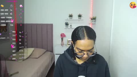 Snapshot of niina_lovee_ chatting on 12.21.24 online show from 12.21.24