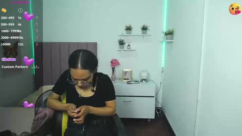 Snapshot of niina_lovee_ chatting on 12.21.24 online show from 12.21.24