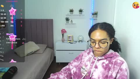 Snapshot of niina_lovee_ chatting on 12.23.24 online show from 12.23.24