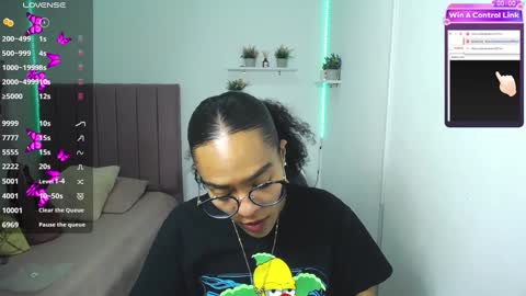 Snapshot of niina_lovee_ chatting on 12.30.24 online show from 12.30.24